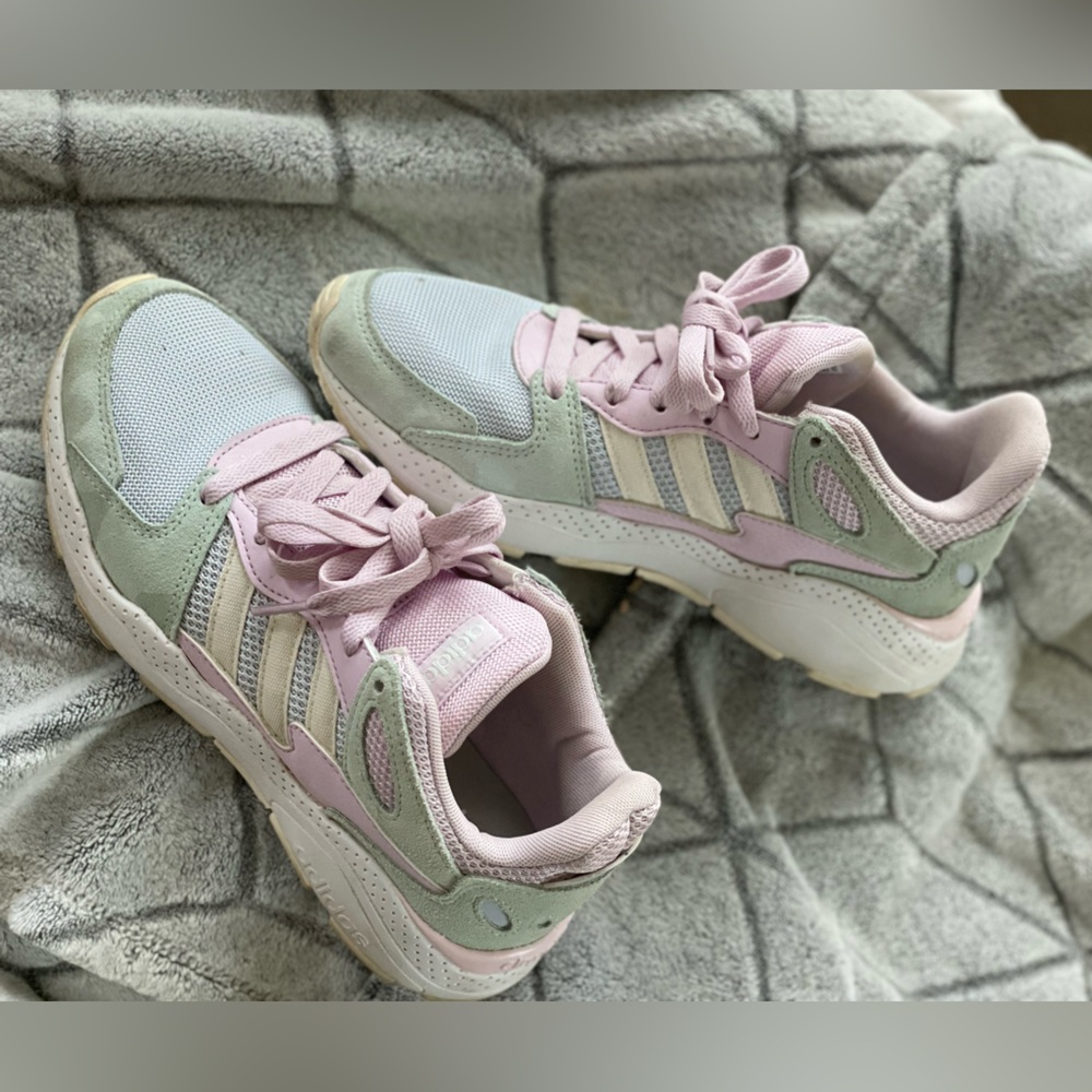 Women’s Adidas size 7 sneaker